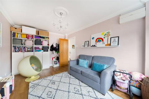 28 Broadfields, East Molesey, KT8 0BW