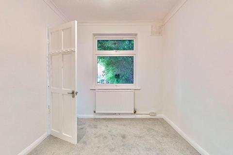 64 Grantham Gardens, Romford, RM6 6HJ