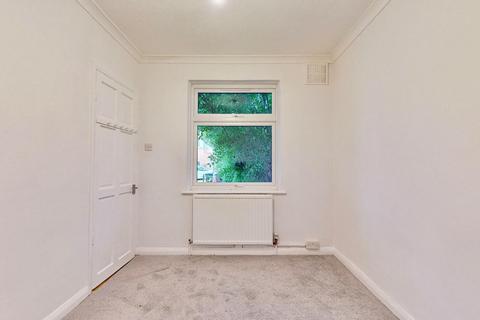 64 Grantham Gardens, Romford, RM6 6HJ