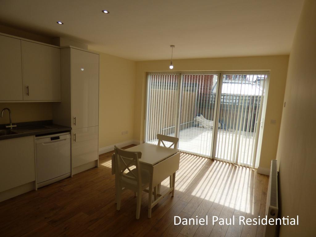 South Ealing Road 1 bed ground floor flat to rent £1,447 pcm (£334 pw)