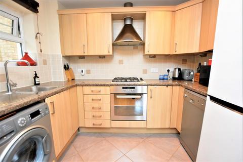 2 bedroom apartment to rent, Yenston Close, Morden SM4