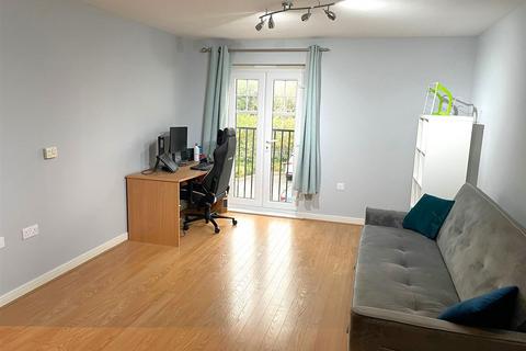 2 bedroom apartment to rent, Yenston Close, Morden SM4