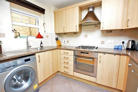 2 bedroom apartment to rent, Yenston Close, Morden SM4