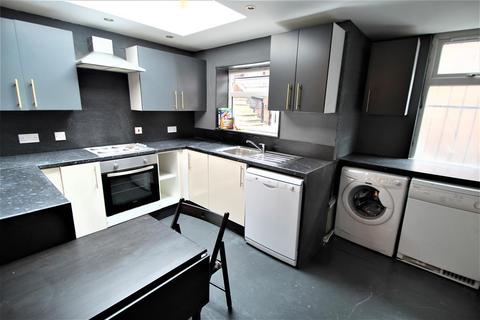 6 bedroom terraced house to rent, Manor Drive, Hyde Park, Leeds, LS6 1DD