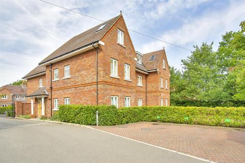 2 bedroom apartment to rent, Hurley Close, Banstead