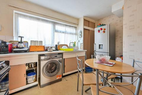 2 bedroom maisonette for sale, Woodlands Court, Woking, GU22