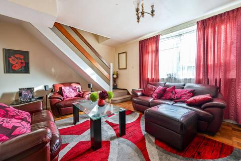 2 bedroom maisonette for sale, Woodlands Court, Woking, GU22