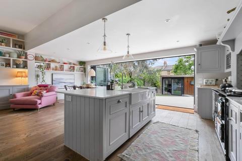 9 Ildersly Grove, London, SE21 8EU