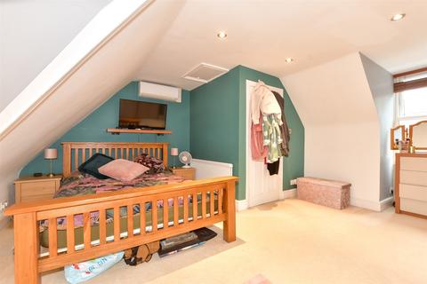 Flat B, 18 Bradstone Avenue, Folkestone, CT19 5AQ