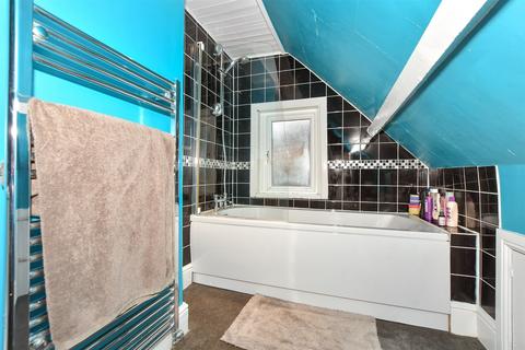 Flat B, 18 Bradstone Avenue, Folkestone, CT19 5AQ