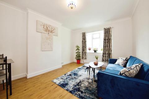 2 bedroom apartment to rent, Montrose Court, The Hyde