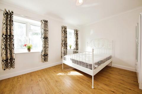 2 bedroom apartment to rent, Montrose Court, The Hyde