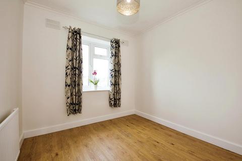 2 bedroom apartment to rent, Montrose Court, The Hyde