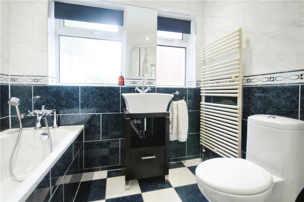 Royston Avenue, West Byfleet KT14 2 bed to rent £1,550 pcm