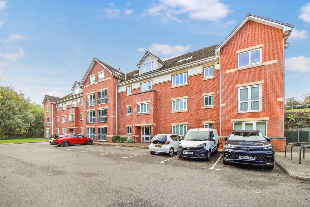 Cheshire Close, NewtonLeWillows... 1 bed apartment to rent £750 pcm