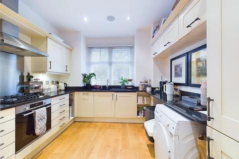 3 bedroom detached house to rent, Hampton Court Road, East Molesey