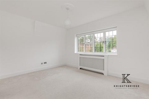 Staddlestone Ridgeway Close, Oxshott, Leatherhead, KT22 0LQ
