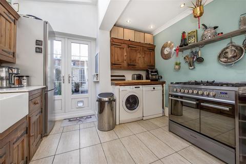 4 bedroom end of terrace house for sale, Gould Road, Twickenham