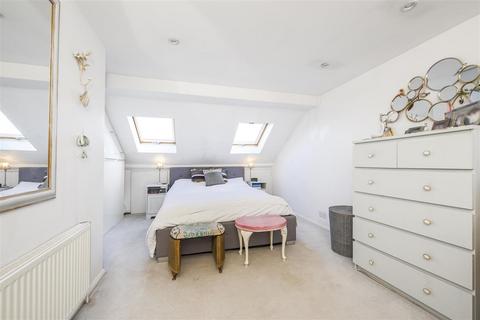 4 bedroom end of terrace house for sale, Gould Road, Twickenham