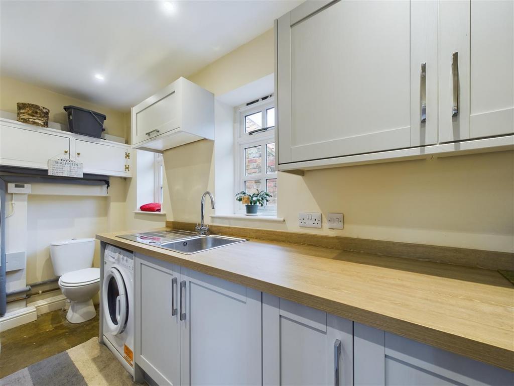 Utility room/ guest cloakroom