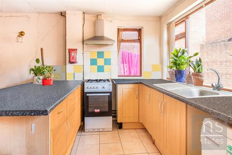 4 bedroom semi-detached house to rent, Saxon Green, Nottingham NG7