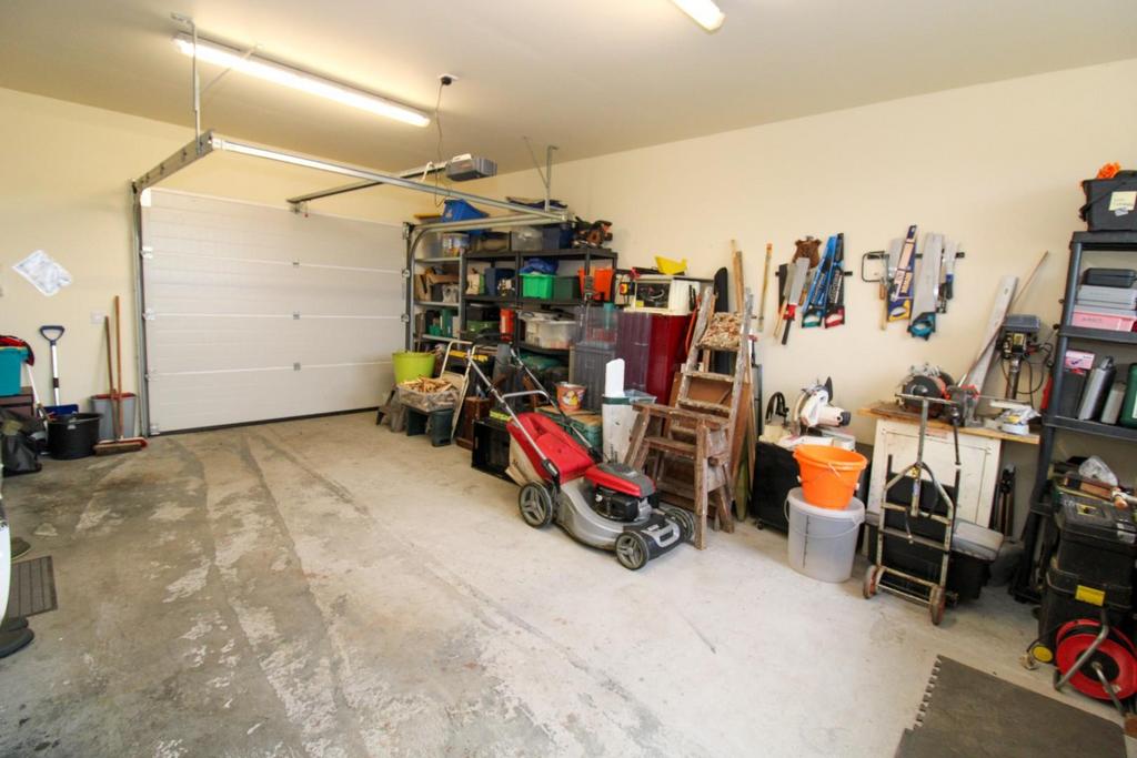 GARAGE 2.jpg