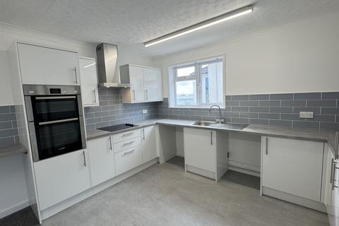 3 bedroom semi-detached house to rent, Hillcrest Road, Newhaven BN9