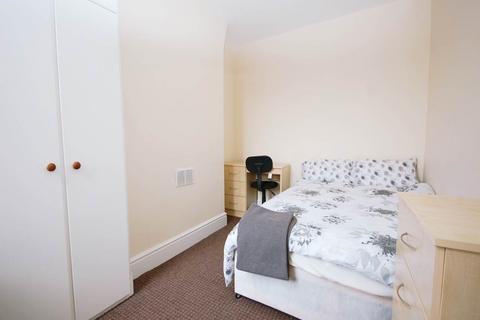 3 bedroom house share to rent, Dell Street, Kensington,