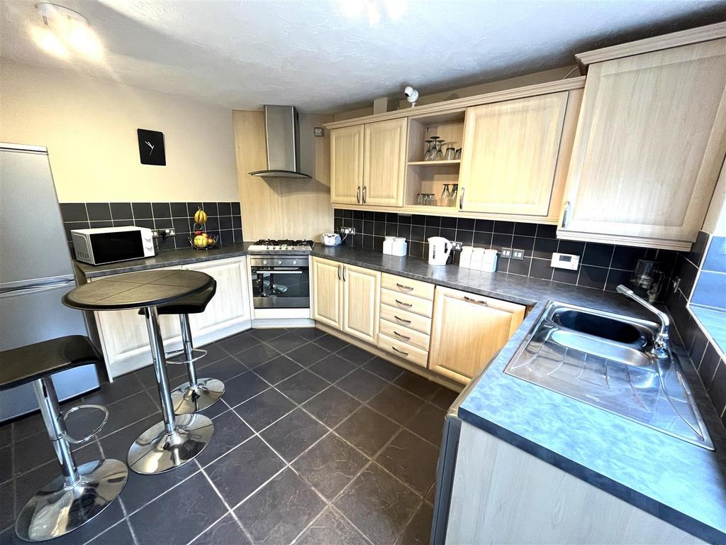 Modern Fitted Kitchen / Breakfast Room