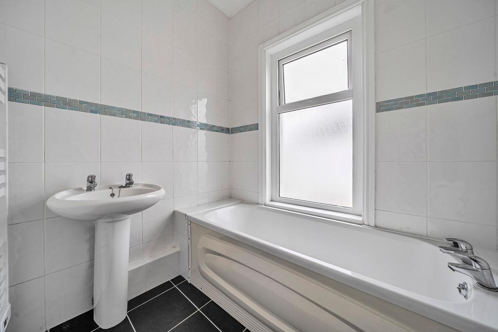 Bathroom  W.C (2)