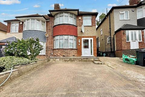 3 bedroom semi-detached house to rent, Kirkland Avenue, Ilford IG5