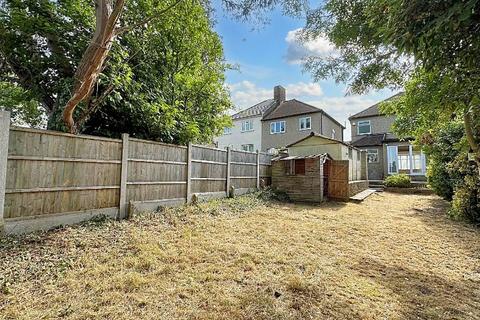 3 bedroom semi-detached house to rent, Kirkland Avenue, Ilford IG5