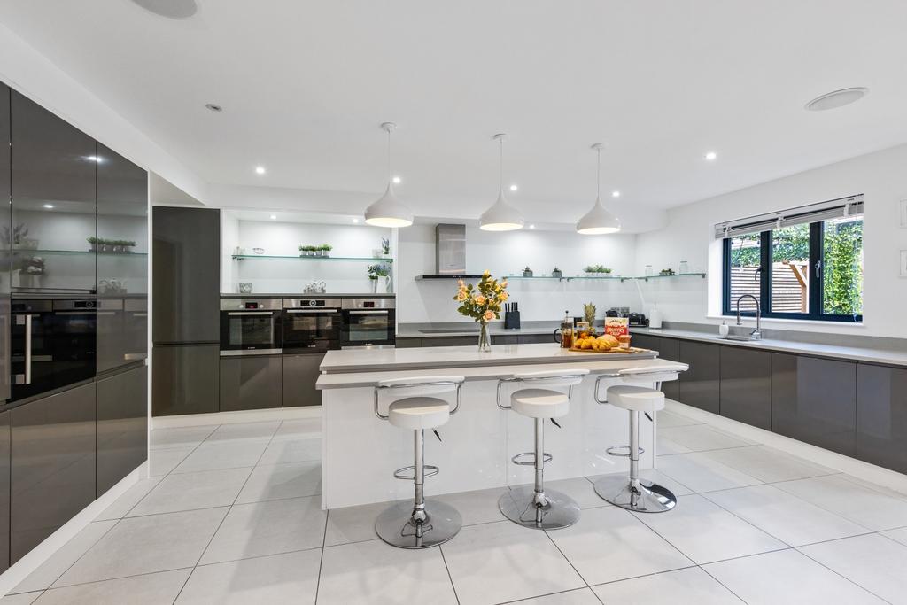Lower Rochester Road, Wainscott... 5 bed detached house for sale £980,000