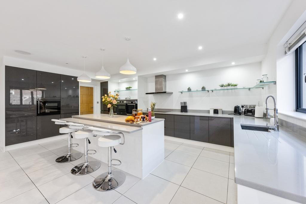 Lower Rochester Road, Wainscott... 5 bed detached house for sale £980,000