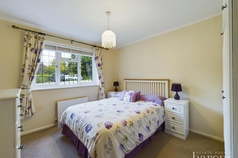 3 bedroom detached bungalow for sale, Lambs Row, Basingstoke RG24