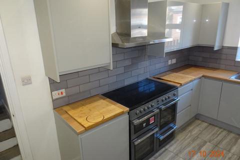 4 bedroom terraced house to rent, Cliffefield Road, Sheffield, S8 9DL