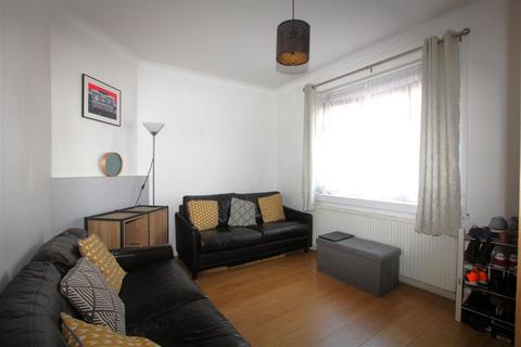 3 bedroom terraced house to rent, Southcroft Road, London