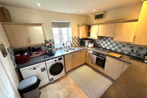 3 bedroom end of terrace house to rent, Viking Court, Bracebridge Heath