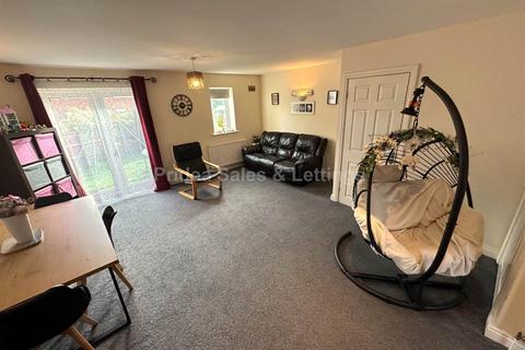 3 bedroom end of terrace house to rent, Viking Court, Bracebridge Heath