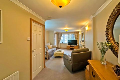 16 The Celandines, Wombourne, Wolverhampton, WV5 8HZ