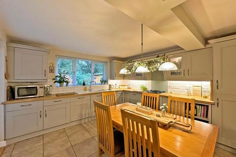 16 The Celandines, Wombourne, Wolverhampton, WV5 8HZ