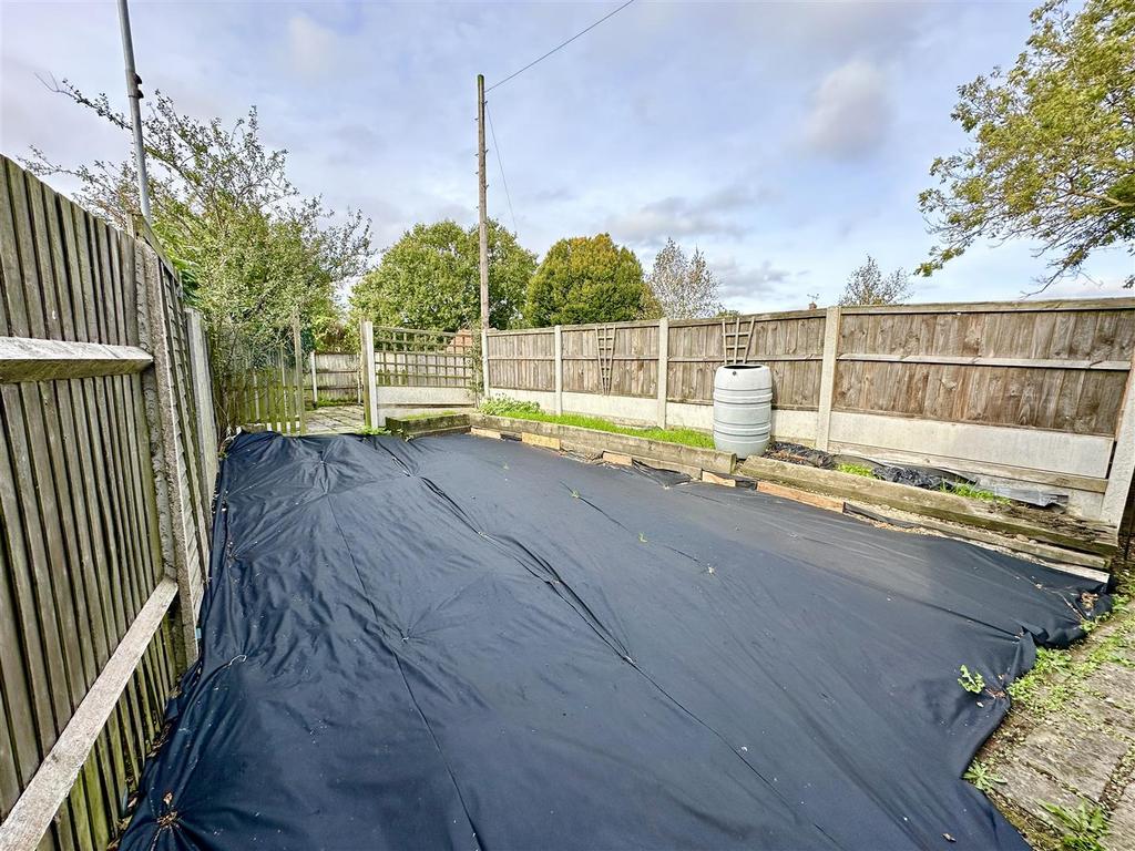 Garden to side