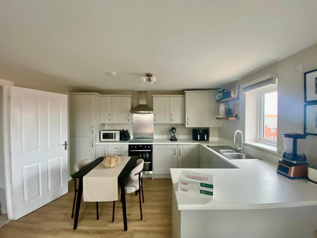 Adlington Close, Hampton Gardens 2 bed flat for sale £165,000