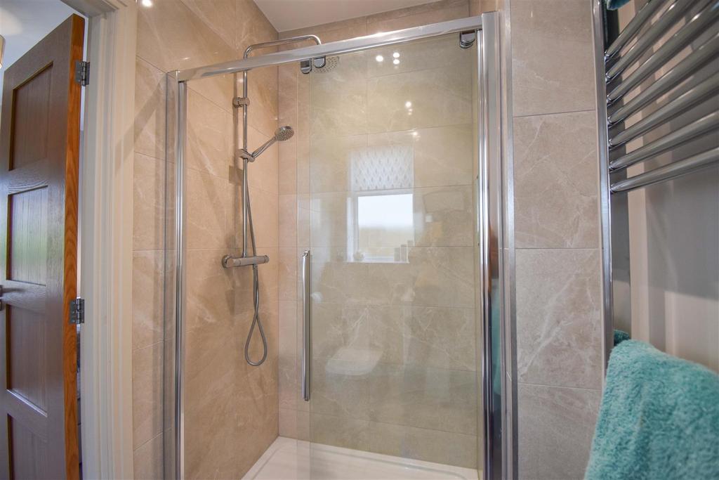10 Drovers Mount En-Suite b.jpg