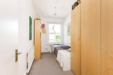 2 bedroom flat for sale, Roderick Road Hampstead NW3