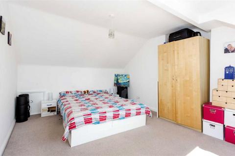 2 bedroom flat for sale, Roderick Road Hampstead NW3