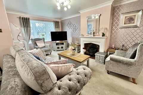 3 bedroom semi-detached house for sale, Leeds Road, Kippax, Leeds