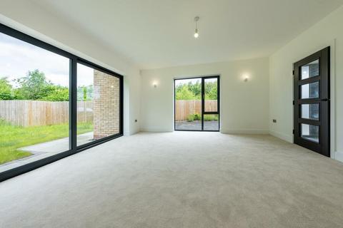 4 bedroom terraced house for sale, Blackwood Close, West Byfleet