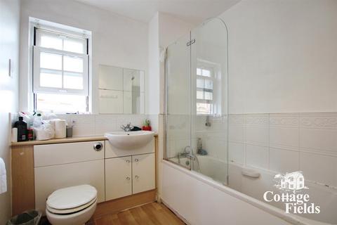 2 bedroom apartment for sale, Blackwell Close, Winchmore Hill, N21 - Priced to Sell