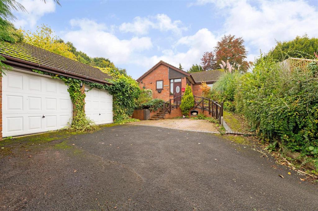 4 Dunley Gardens external blue sky1.jpg